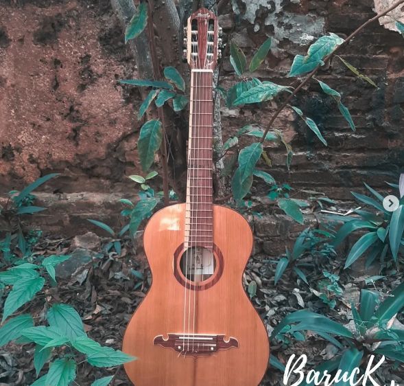Violão artesanal em madeira natural construído pela Baruch Luthieria
