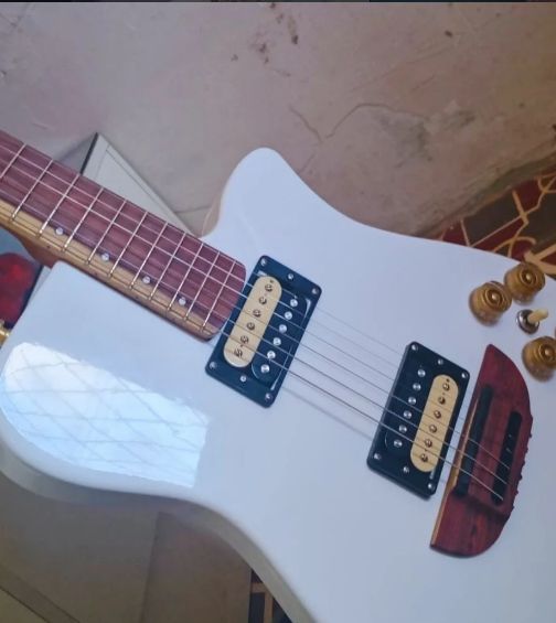 Guitarra eléctrica artesanal blanca, disponible para envío inmediato